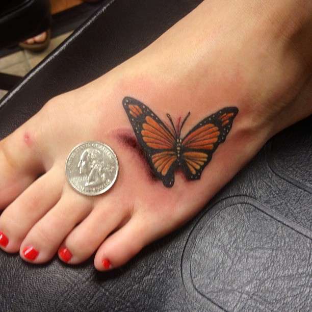 Tatuaje en el pie - mariposa monarca