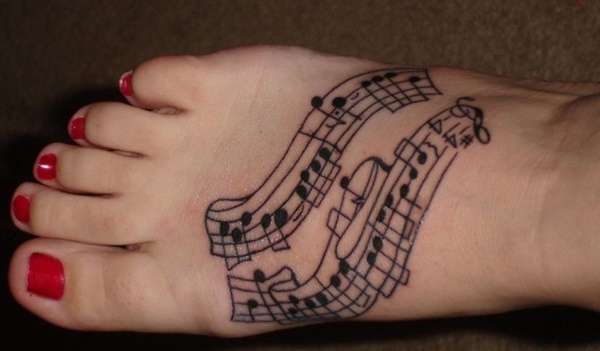 Tatuajes de música: pentagrama en el pie