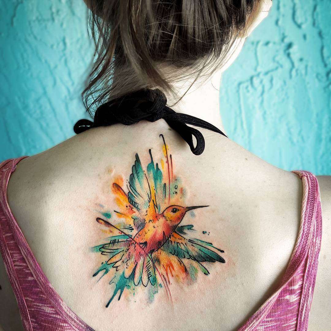 Tatuaje de colibrí grande en la espalda