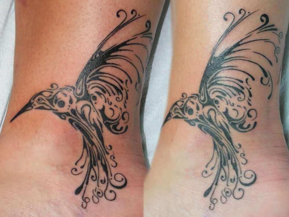 Tatuaje de colibrí estilo tribal