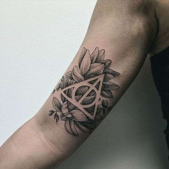 Tatuaje de Harry Potter - reliquias de la Muerte en el brazo