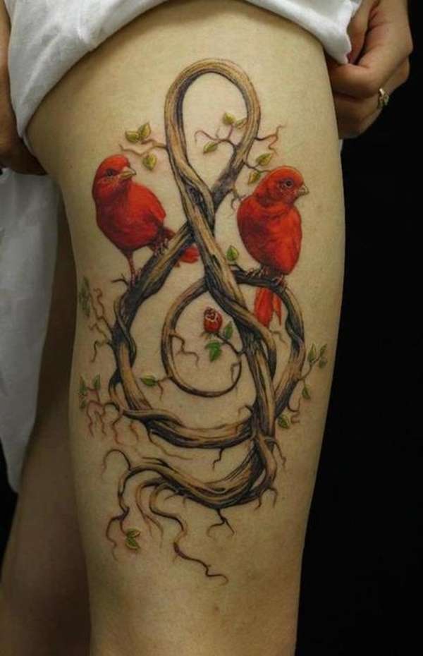 Tatuajes de música: clave de sol y aves rojas