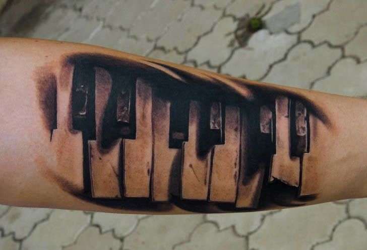 Tatuajes de música: teclado en antebrazo 2