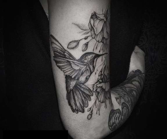 Tatuaje de colibrí en brazo