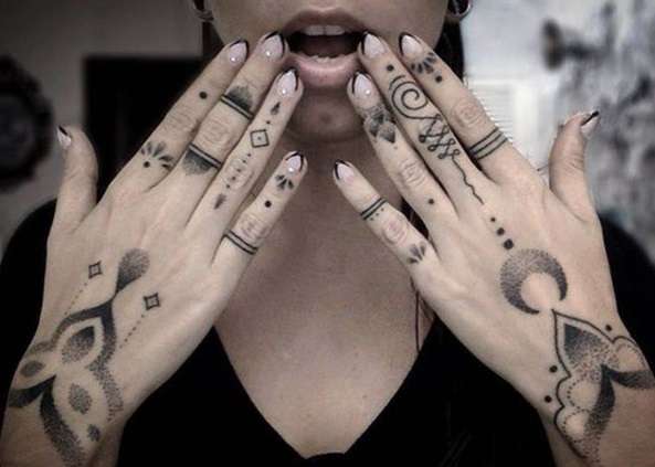 Chica sexi con tatuajes en las manos