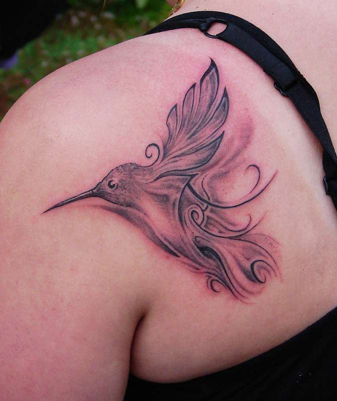 Tatuaje de colibrí con detalle en rojo