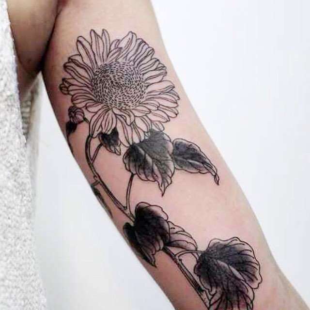 Tatuaje de girasol en brazo