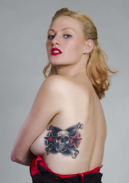 Chicas sexis tatuadas, diseño de calavera