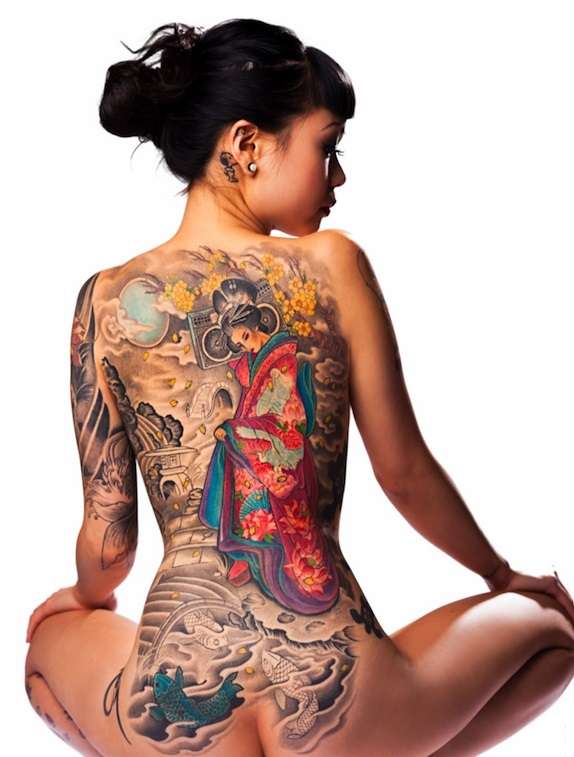 Chicas sexis tatuadas, diseño japonés en la espalda