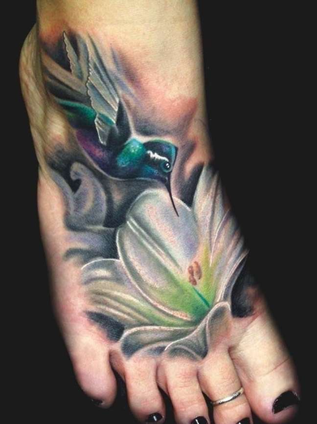 Tatuaje de colibrí en el pie