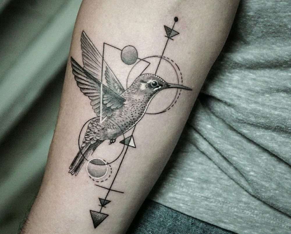 Tatuaje de colibrí en antebrazo