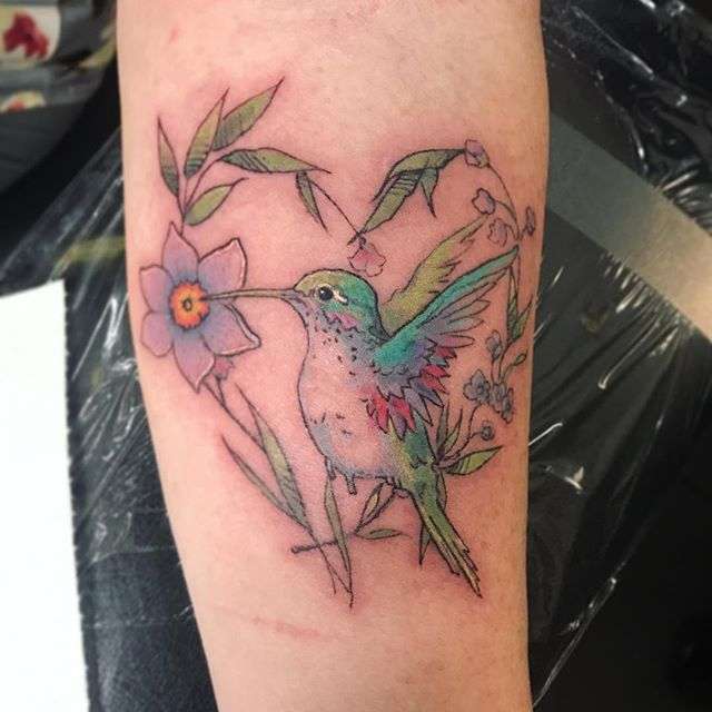 Tatuaje de colibrí - colores pastel
