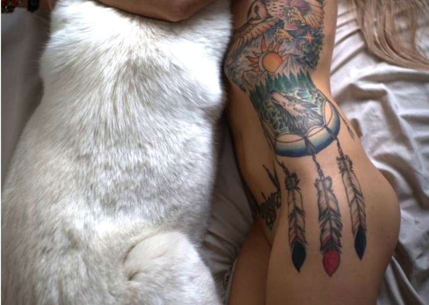 Chicas sexis tatuadas, diseño de atrapasueños en la cadera