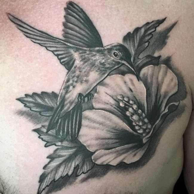 Tatuaje de colibrí en flor de hibisco