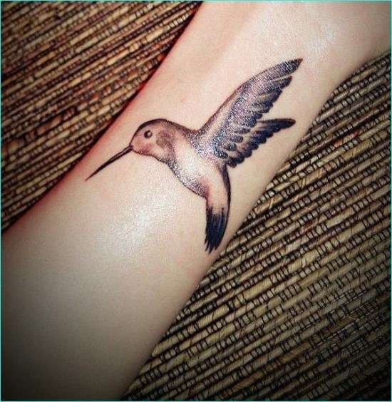 Tatuaje de colibrí en la muñeca