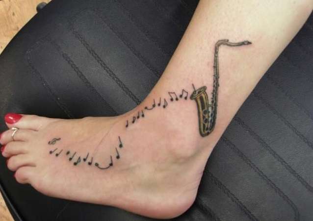 Tatuajes de música: saxo y notas musicales