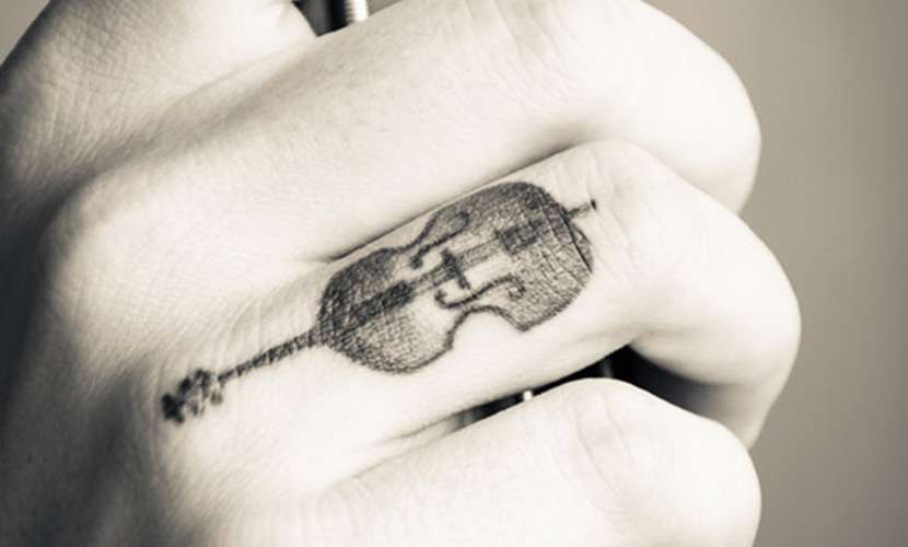 Tatuajes de música: contrabajo en el dedo