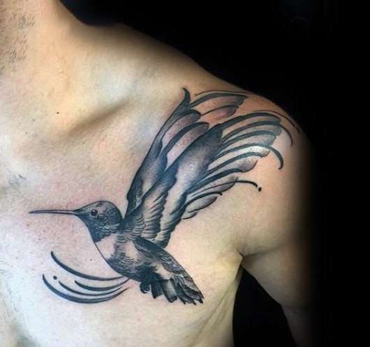Tatuaje de colibrí grande en el pecho