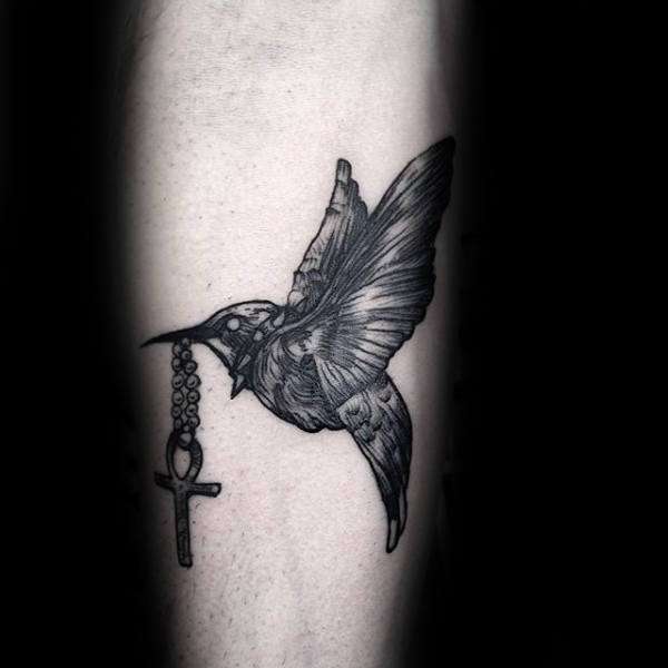 Tatuaje de colibrí con un rosario