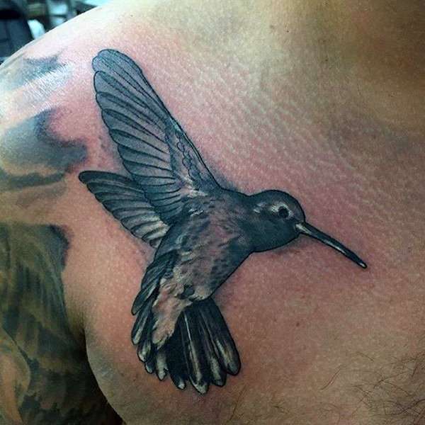 Tatuaje de colibrí en pecho
