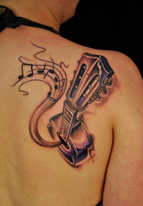 Tatuaje de guitarra en el hombro