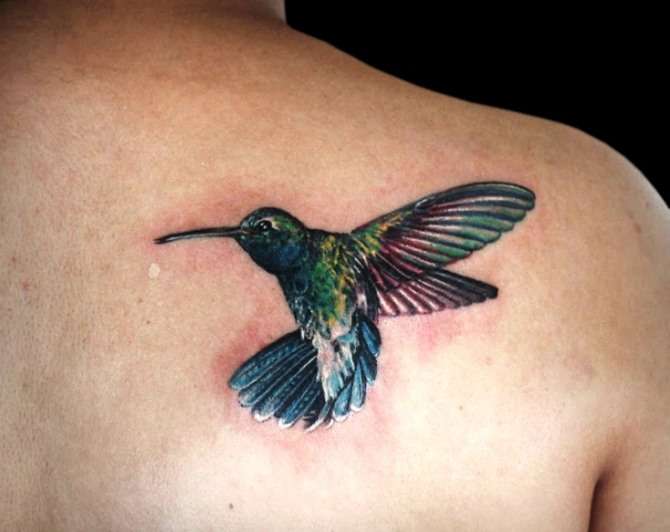 Tatuaje de colibrí en omóplato