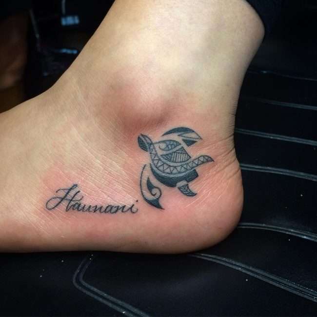 Tatuaje en el pie - tortuga tribal