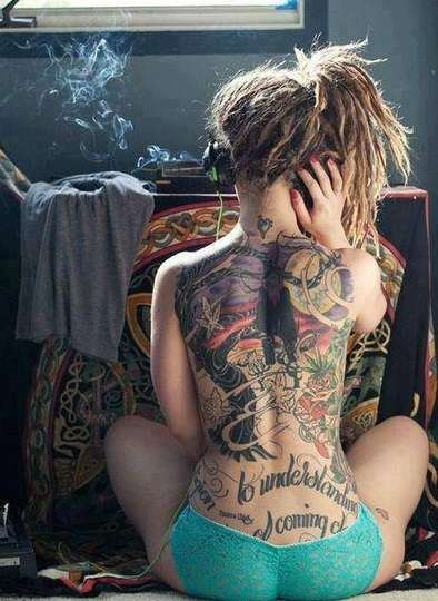 Chicas sexis tatuadas en toda la espalda