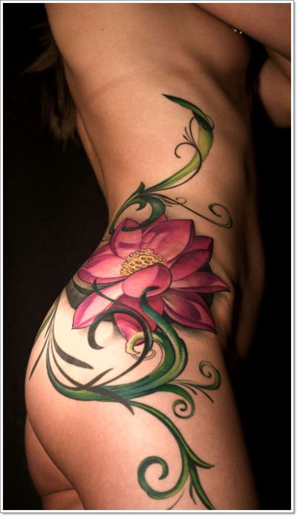 Tatuaje de flor grande en la cadera