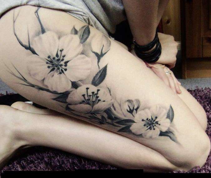 Chicas sexis tatuadas, flores de cerezo en el muslo