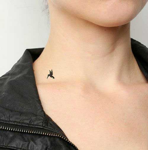 Tatuaje de colibrí pequeño en el cuello