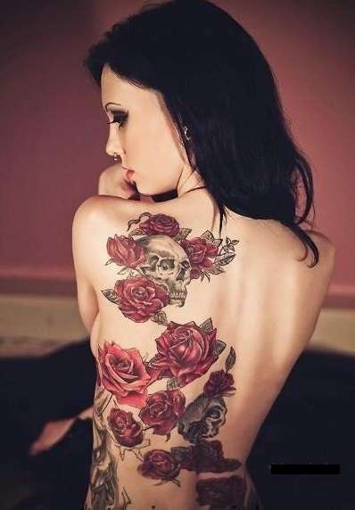 Chicas sexis con tatuajes: calaveras y rosas en la esplada