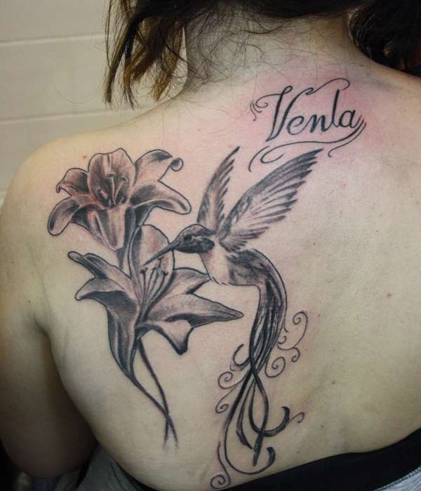 Tatuaje de colibrí grande en la espalda