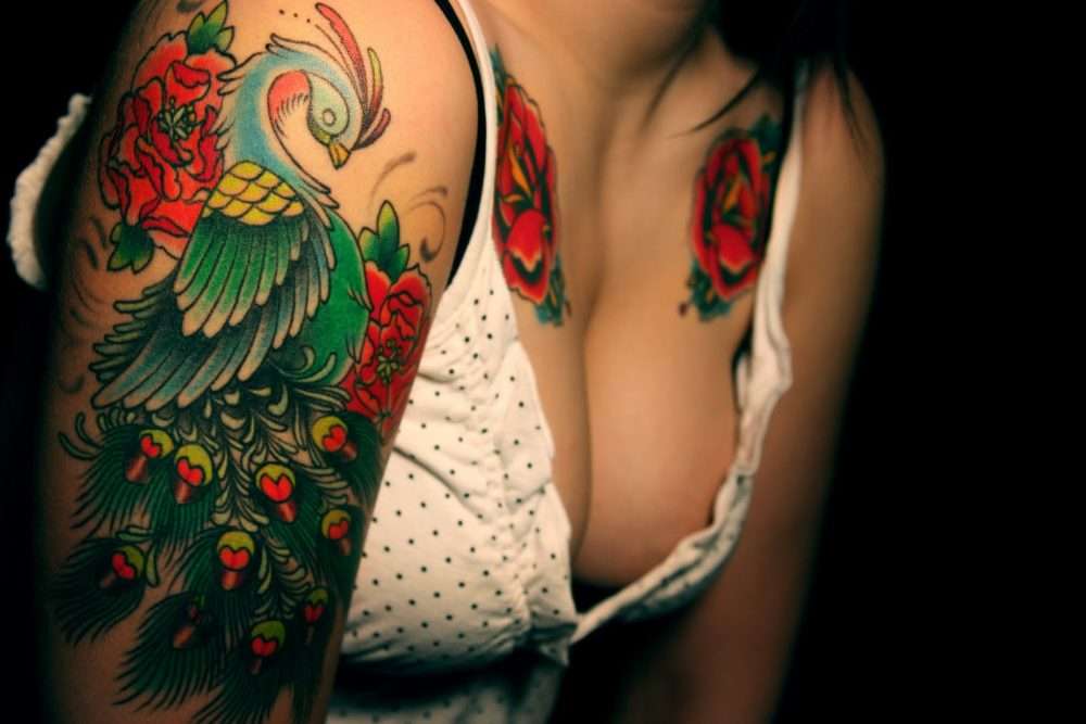 Chicas sexis tatuadas, hombro y pecho