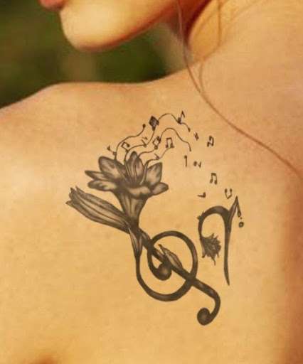 Tatuajes de música: claves de sol y de fa con forma de flor