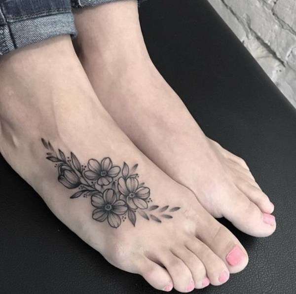 Tatuaje en el pie - flores en blanco y negro