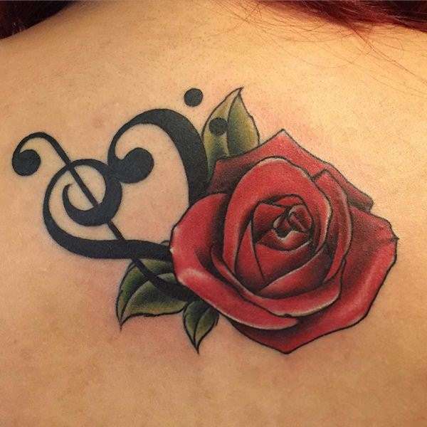 Tatuajes de música: clave de sol y de fa con rosa roja