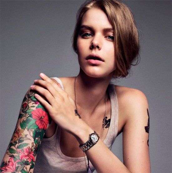 Chicas sexis tatuadas, flores en el brazo