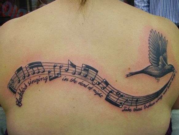 Tatuajes de música: pentagrama, notas y ave en la espalda