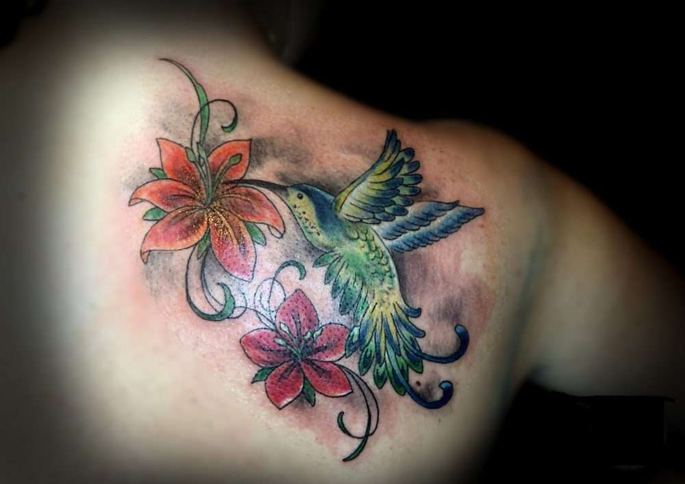 Tatuaje de colibrí y dos flores