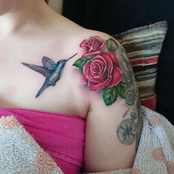 Tatuaje de colibrí y rosas