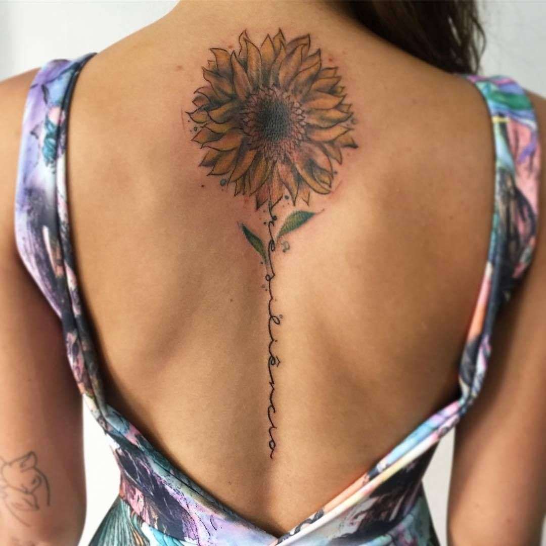 Tatuaje de girasol en la espalda