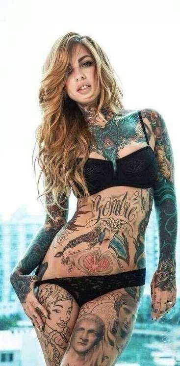 Chica sexi con tatuajes en todo el cuerpo