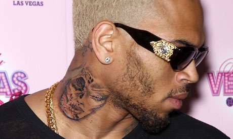 Tatuaje de Chris Brown en el cuello