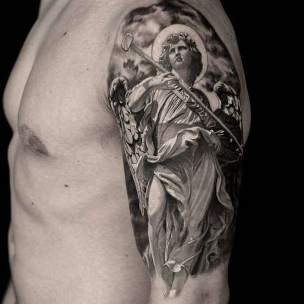 Tatuaje de ángel en el brazo