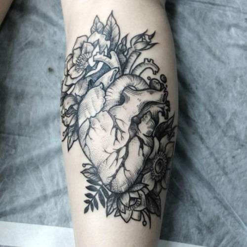 Tatuaje de corazón y flores