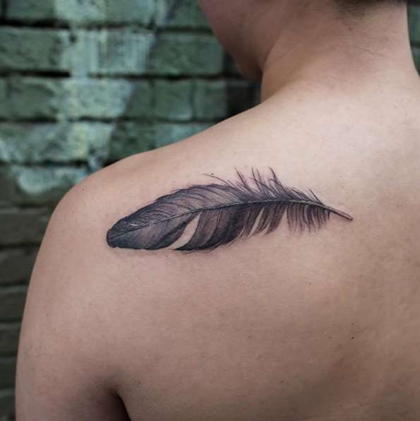 Tatuaje de pluma - hiperrealismo