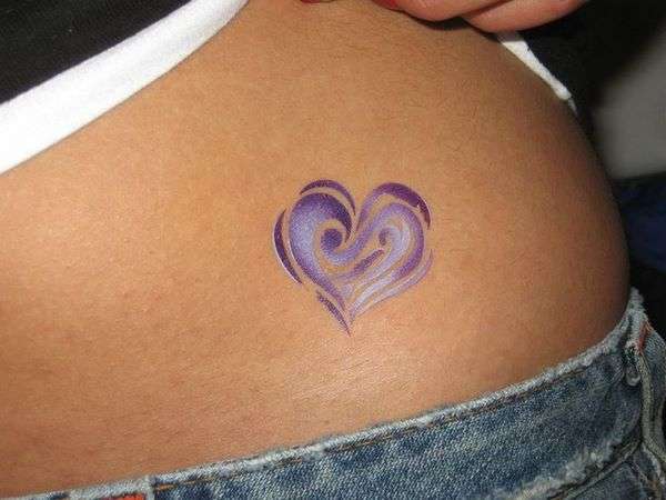 Tatuaje de corazón color violeta