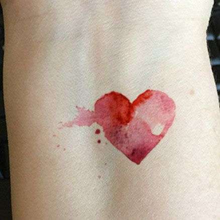 Tatuaje de corazón sencillo en color rojo