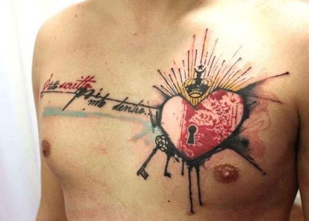 Tatuaje de corazón con cerradura y corona